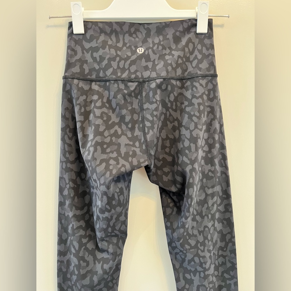 Lululemon Women’s Leggings Black Camo Design EUC 29” Inseam